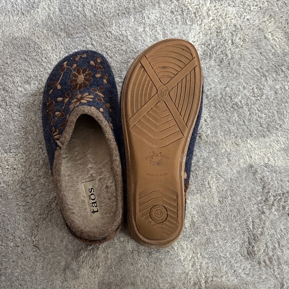 Taos Footwear Navy and Brown Floral Slippers - Picture 5 of 6